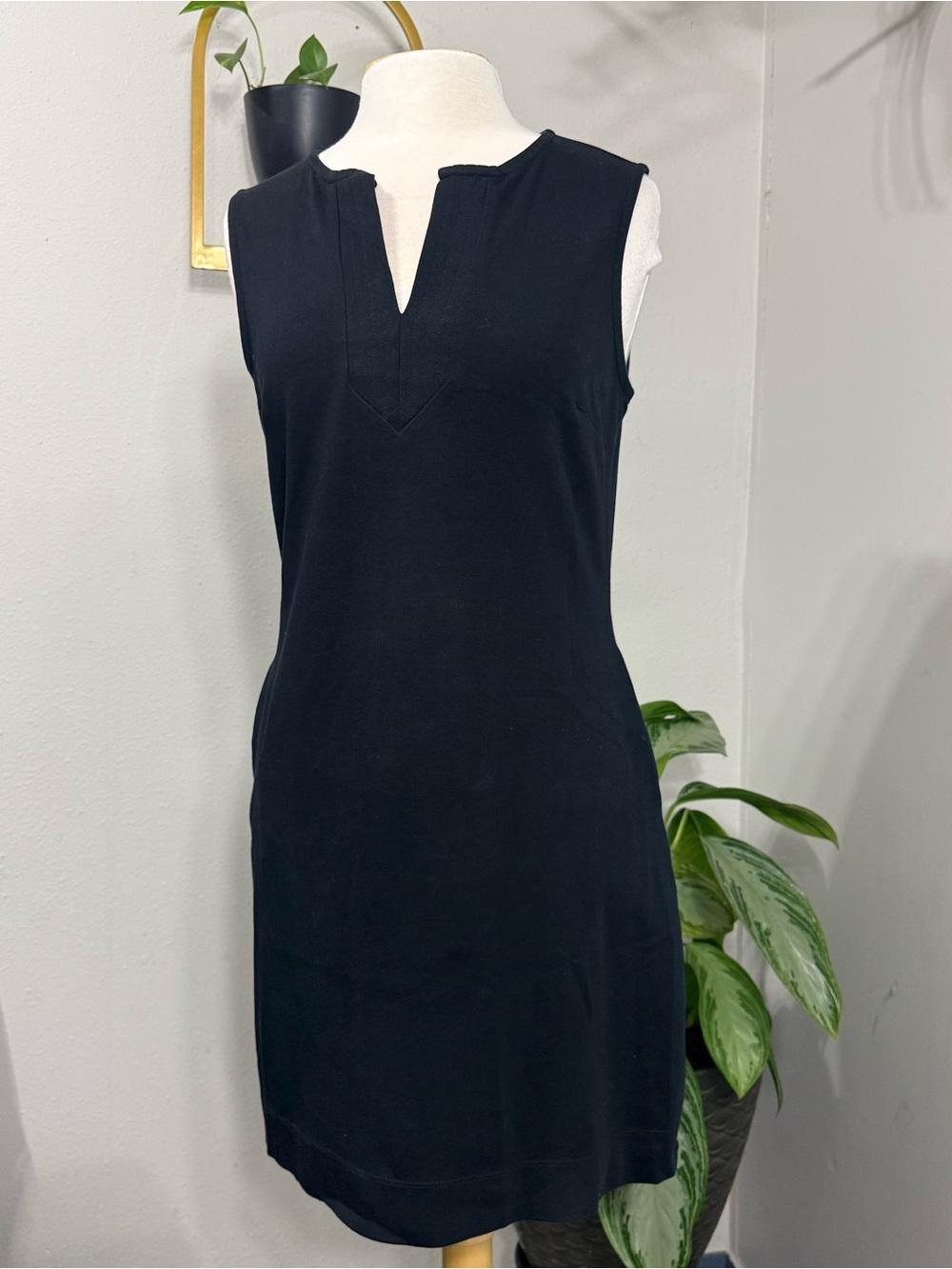 New York & Company Women’s Black Sleeveless Shift Dress Size Medium M V Neck